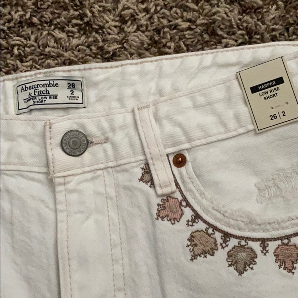NEW! A&F Harper Low Rise Short - Picture 2 of 3